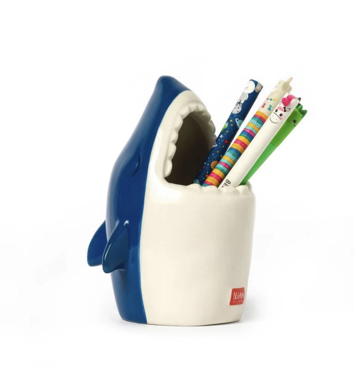 Copertina del libro PORTAPENNE IN CERAMICA SHARK - DESK Immagine principale del prodotto